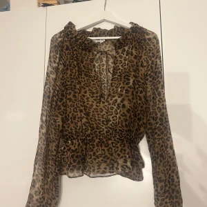 Leopardmönstrad blus från NA-KD - Säljer denna fina leopardmönstrad blus från NA-KD i storlek 36. Aldrig kommit till användning och finns inte kvar att köpa nån stans🥰