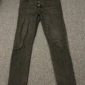 Levis 501 - Levis 501 jeans Storlek S vilket motsvarar  30,30  Väldigt fint skick 9/10 nypris 1150kr Billigare vid snabb affär