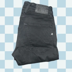 Replay Anbass jeans, slim fit - Säljer ett par svarta Replay Anbass jeans i slim fit med klassisk femficksdesign och diskret R-brodyr på bakfickan. Jeansen är tillverkade i stretchig bomullsblandning för en bekväm passform och har dragkedjegylf. Perfekta för dig som gillar en stilren look. Midja 37cm längd 109cm. Ifall det inte finns någon bild i annonsen där jag bär plaggen jag säljer så är det för att jag ej kan ha storleken heller passformen, så kolla måtten för storlek och googla på modellnamnet för passform 😉