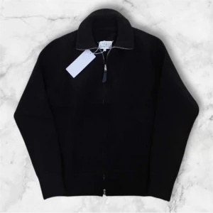 Masion margiela svart zip tröja - Maison marigela svart zip tröja. Helt ny, storlek L. Den är varm perfekt nu för höst/vinter. 