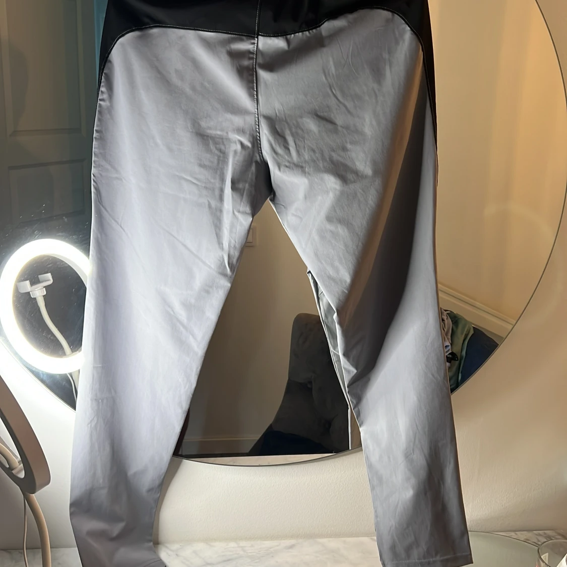 Grå träningsbyxor från Under Armour - 1