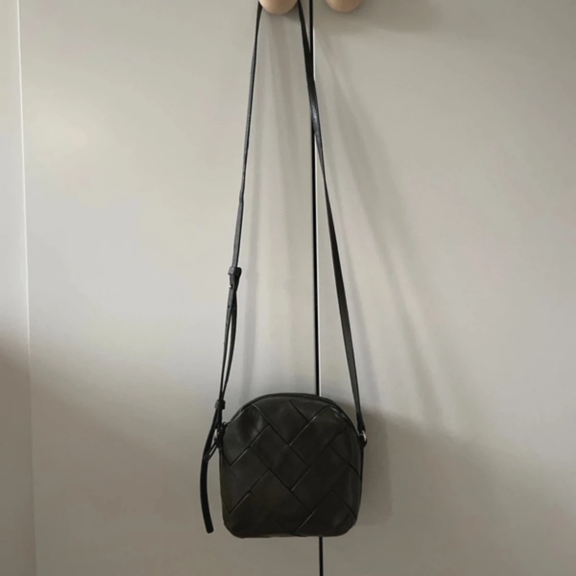 Olivgrön flätad axelväska i skinn - 1