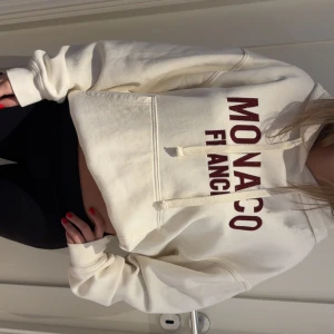 Vit hoodie med Monaco-tryck - vanlig hoodie från h&m. använt fåtal ggr. 