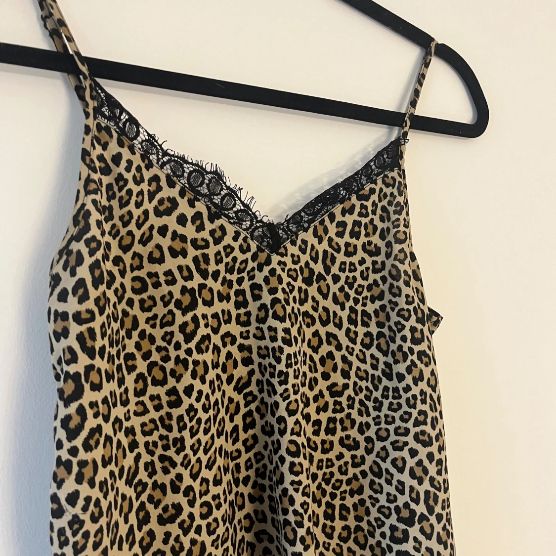 Leopardmönstrad linnetopp med spets - 1