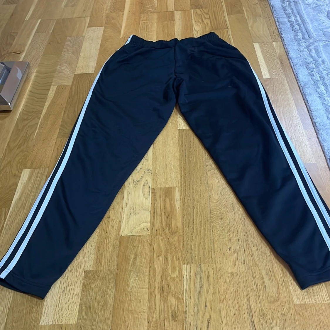 Svarta Adidas träningsbyxor - 2