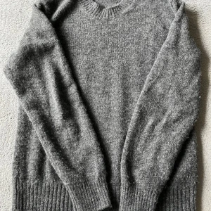 Grå stickad tröja från Herno - Alpacka sweatshirt i väldigt bra skick! Knappt använd. Original påse ingår. Passar M/S