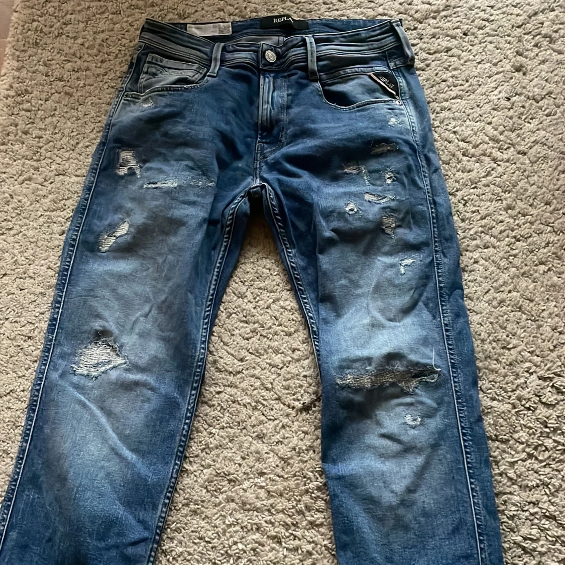 Replay jeans med feta slitningar