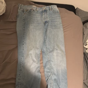  ljusblå jeans - Klassiska jeans i ljusblå tvätt med raka ben och fem fickor. Jeansen har knappgylf. Perfekt för dig som gillar en tidlös och avslappnad stil.