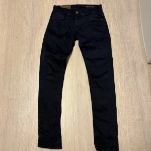 Dondup jeans  - Modell| GEORGE| Skick 9/10| inga hål| storlek 30| Moddellen är 180 och väger 65 KG| Pm för mer information eller bilder🙏