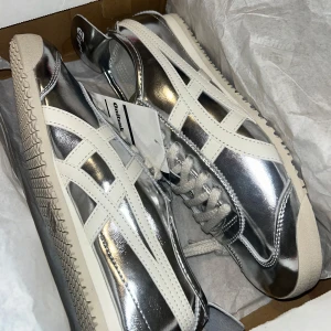 Helt nya* Onitsuka Tiger Mexico 66 Silver 42 43 43,5 - Säljer dessa Onitsuka Tiger skorna som är helt nya!! Skriv vid frågor eller funderingar, dem är riktigt coola och trendiga 😎;D först till kvarn förstås~ 😊 passar dig mellan 41-43