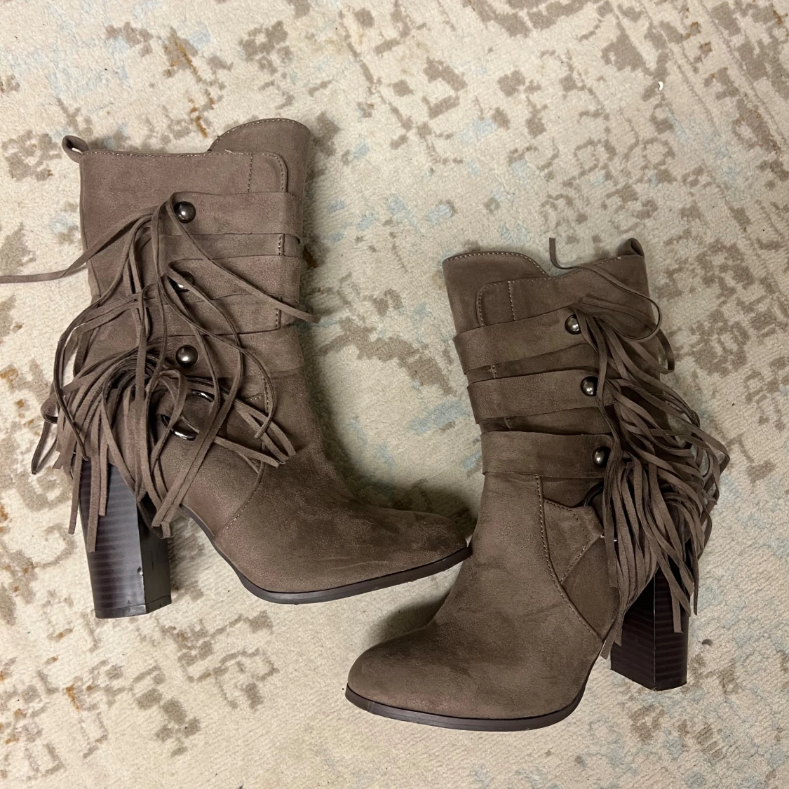 Bruna boots med fransar och klack