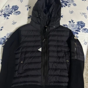 Moncler cardigan  - Svart pufferjacka från Moncler med stickade ärmar och quiltad front. Storlek S och den är väldigt skön. Passar de som har XS samtidigt också ! Pris kan diskuteras!