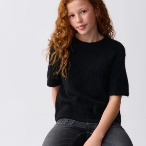 Svart stickad kortärmad tröja - stickad t-shirt från gina, storlek L men kort i storleken.