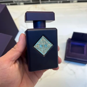 Initio Psychedelic Love Eau de Parfum - Initio Psychedelic Love Eau de Parfum, 90ml. Lyxig och unik parfym i snygg förpackning som sticker ut. Perfekt för dig som vill ha något speciellt i din samling.