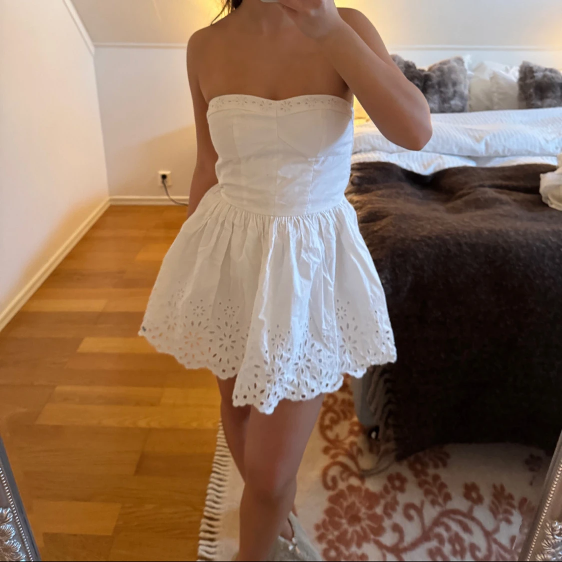 Vit axelbandslös kortklänning - 1