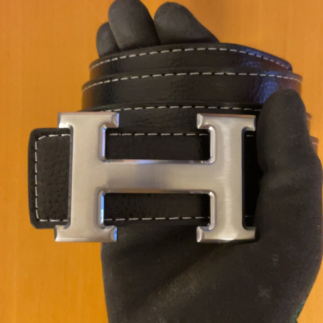 Svart bälte med silver spänne