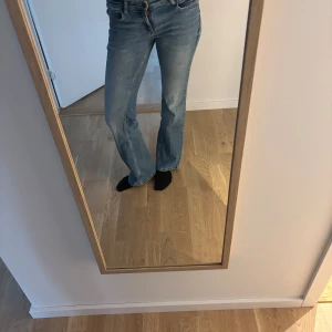 Bootcut jeans från Lee i ljusblå denim - Säljer ett par snygga bootcut jeans från Lee i ljusblå denim i modellen Jessica, storlek 27/31. Klassisk femficksmodell med normal passform och medel/låg midja💞