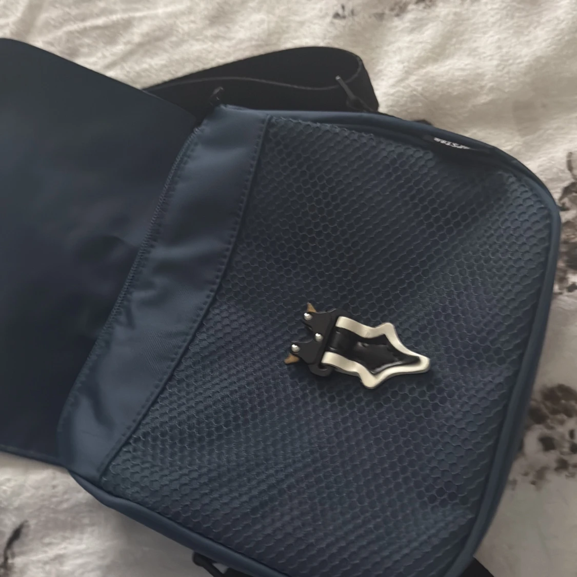 Trapstar blå axelväska med spänne - 3