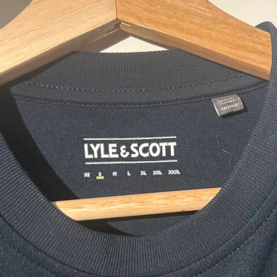 Marinblå sweatshirt från Lyle & Scott - 2