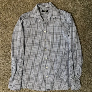 Rutiga Skjorta - Tja säljer nu en ljusblå rutig skjorta från Ernst Alexis i storlek M för endast 399kr! Pris är ej hugget i sten, hör av er i dm vid funderingar 🙌