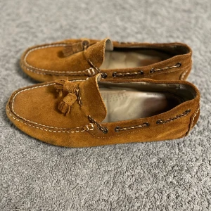 Bruna Mockaloafers - Tja, säljer nu ett par ljusbruna mockaloafers i storlek 42 för endast 399. Priset är ej hugget i sten och skriv i dm vid frågor eller funderingar! 🙌