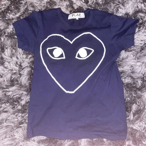 Comme des Garçons t-shirt - Säljer en mörkblå t-shirt från Comme des Garçons PLAY t-shirt i storlek S som är i bra skick!