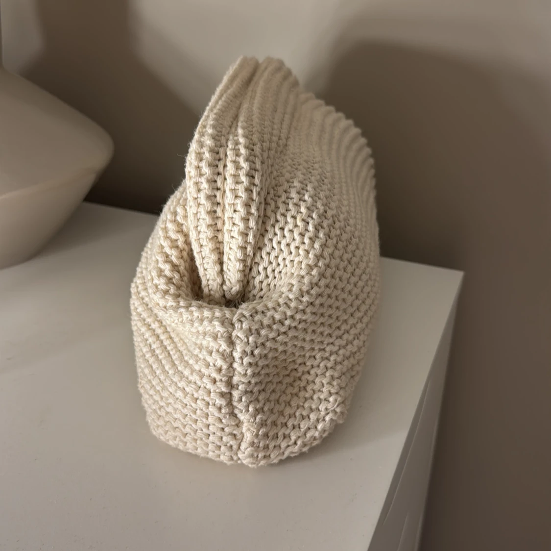 Beige stickad handväska - 1