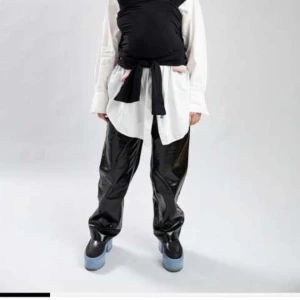 Najell Wrap Bärsjal - Säljer en bärsjal från najell som är ny, prislapp och kartong kvar, aldrig använd. Storlek L. Passar nyfödd upp till ca 1 år eller 9 kg. Är bekväm och höftvänlig, mjukt tyg. hör av er för fler bilder☺️