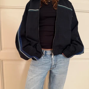 Detaljerad jacka  - Skit snygg detaljerad jacka perfekt till hösten