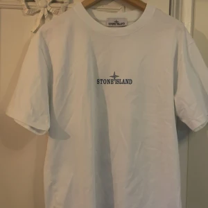 Vit Stone Island t-shirt med tryck - Riktigt fin och unik Stone Island t shirt. Helt ny och perfekt skick. Storlek M, passar lite oversize M-L. Skriv för funderingar!! 🫶✌️