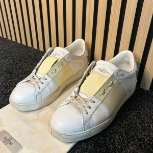 Valentino open  - Vit beigea valentino open | Buda gärna vill bli av med dom snabbt😊