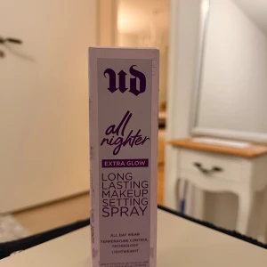 Urban Decay All Nighter Extra Glow - Urban Decay All Nighter Extra Glow Makeup Setting Spray i lila flaska med vit spraykork. Finns ca 70% kvar. 