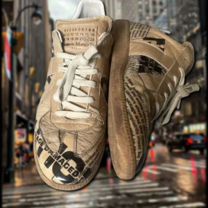 *Instressekoll* Maison Margiela Gats Newspaper - Gör en intressekoll på mina otroligt feta Newspaper Gats i bra skick. Extremt sällsynta och säljs inte längre. Skick 8/10. Ingen box tyvärr. Storlek 43. Kom gärna med bud eller bytesförslag! Hör av er vid frågor eller fler bilder