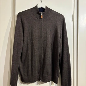 Morris Brun merinoullskofta - Tjena! Säljer min stilrena bruna kofta från Morris i 100% merinoull. Koftan har hel dragkedja framtill, ribbade muddar och en liten broderad logga på bröstet. Perfekt för lager-på-lager och snygg till både jeans och chinos. Skick 10/10 bara använd 1 gång❗️Pris: 1100 men går att diskutera. Bara att ställa frågor om det är något!😊