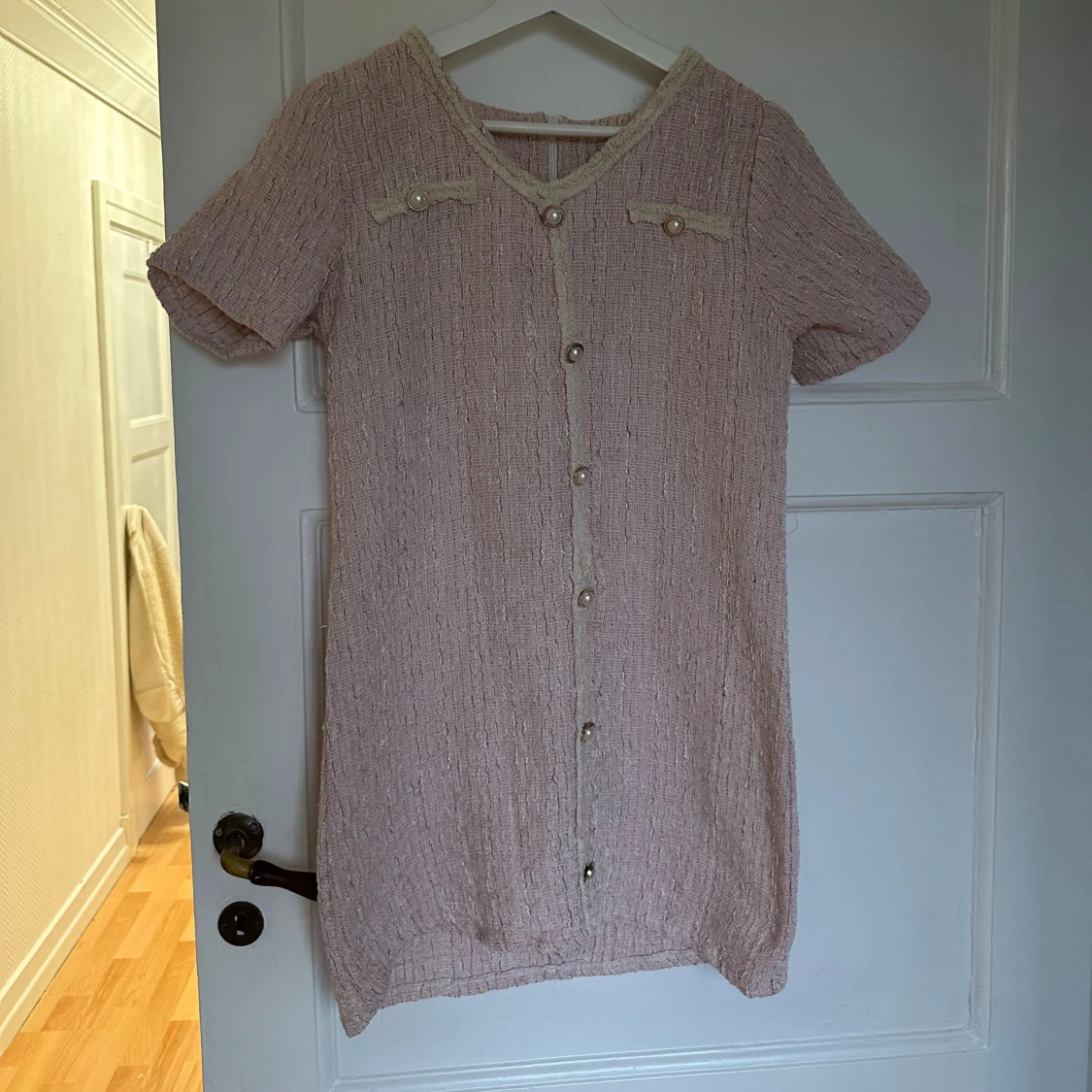 Ljusrosa kort klänning med pärlknappar - 2