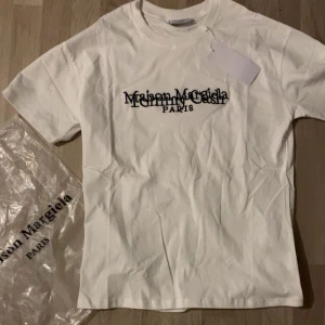 Maison margiela x Tommy cash t shirt  - En snygg helt ny t shirt som är till dig som vill sticka ut med. Det är en bomulls t shirt med mycket bra kvalité. Påse med följs och en tag.