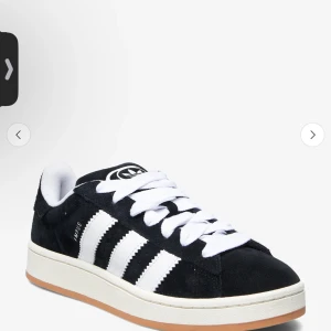Adidas Campus sneakers svart/vit - Sneakers som jag kanske använt 1-2 gånger pågrund av att jag har vanligtvis storlek 38 och dessa är stolek 37, så dem är lite för små. Helt nytt skick!! Om ni vill se skicket skriv till mig så skickar jag bild! Klassiska Adidas Campus sneakers i svart mocka med vita ränder och vit sula. Skorna har rund tå, platt sula och breda vita skosnören. Perfekta för dig som gillar retrostil och streetwear.