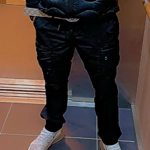 Svarta cargopants från Sail Racing M - Svarta cargopants från Sail Racing i storlek M. Byxorna har flera fickor, förstärkt bakdel och detaljerade sömmar. Materialet är slitstark syntet, perfekt för aktiva dagar. Snyggt och funktionellt plagg med cool outdoor-vibe..riktigt fina skriv om man vill se fler bilder ..så gott som nya 