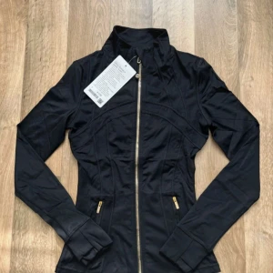 Defina jacket - Guld/svart define jacket från lululemon. Nya!!💓