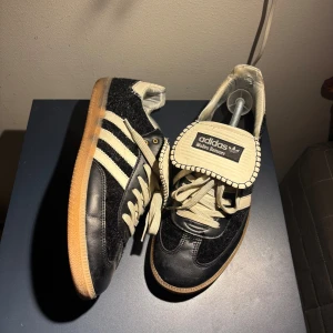 Wales Bonner - Tja, säljer ett par Wales Bonner. Storlek 44. Skick 8.5/10. Nypris 6000, mitt pris 1699. 