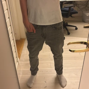 Levi's 512 grå jeans W31 L30 - Säljer ett par grå Levi's 512 med snygg  slim passform. Jeansen har en normal midja och är gjorda i mjukt denimtyg. Perfekt för dig som gillar en modern look med lite smalare ben. Levi's patch bak och röd etikett vid fickan. Pris kan diskuteras. 
