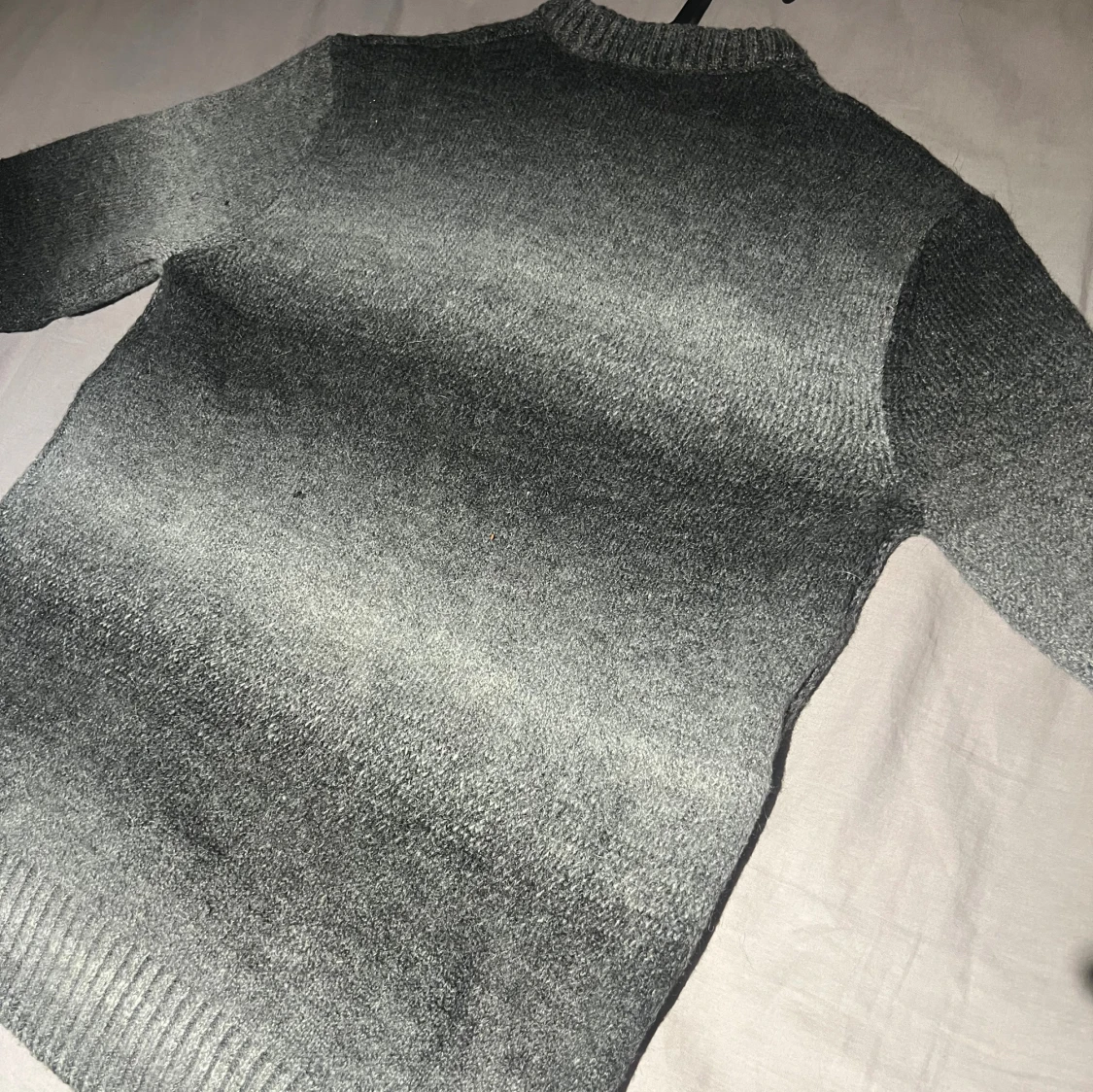 Grå stickad tröja med rund hals - 1