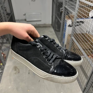 Lanvin skor - Säljer nu dessa extremt eftertraktade lanvin skor i färgen svart! Grymt skick, inga defekter - ser exakt ut som på bilderna! Storlek 43! Skriv gärna vid frågor 💬✌️