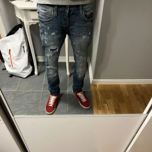 Jack & Jones slim fit glenn - Säljer ett par riktigt snygga jack & Jones jeans i modell slim fit glenn. Storlek W32 L34. Har ni några frågor är det bara och ställa. Vid snabb affär kan jag gå ner i pris 