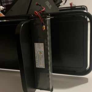 Lithium-ion battery pack FM-1003-2000 36V 6Ah - 36V lithium-ion batteripack från Yundianwei, modell FM-1003-2000, med kapacitet på 6Ah/216Wh. Passar elcyklar och liknande. Batteriet ser ut att vara i gott skick utan synliga skador eller slitage. Levereras med anslutningskablar och tydliga säkerhetsinstruktioner.