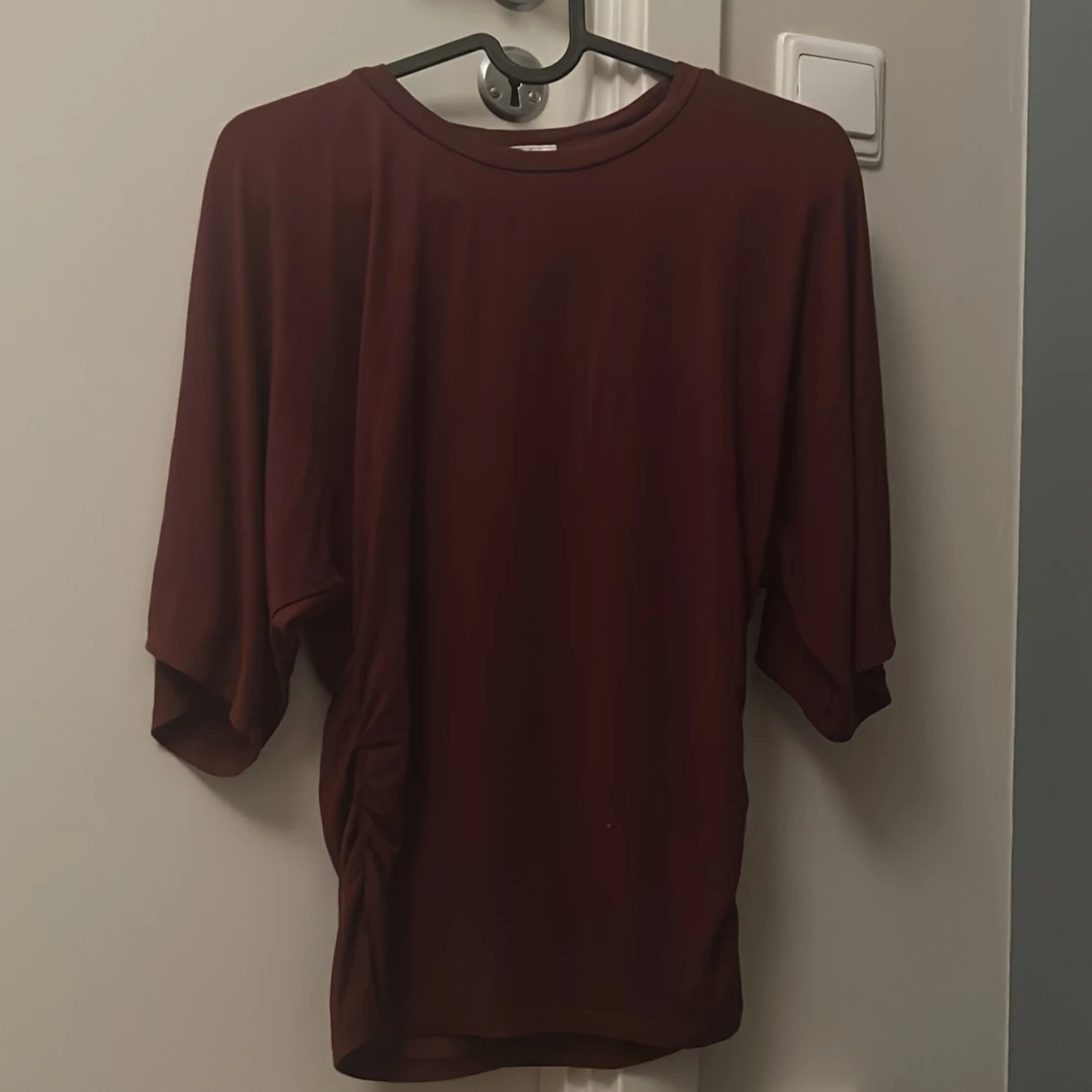 Vinröd lös topp med vida ärmar