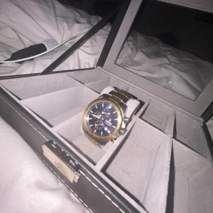 Festina herrklocka i guld och silver - Snygg herrklocka från Festina med blå urtavla, guldtonad boett och detaljer samt länkarmband i silver och guld. Klockan har flera små urtavlor och tydliga visare. Perfekt accessoar för dig som gillar stilrena och lyxiga detaljer. Kommer med original box pris kan diskuteras 