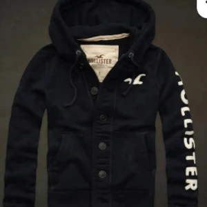 Söker denna Hollister hoodie - Söker denna Hollister hoodie i storlek S/M. Kan betala bra!🙌