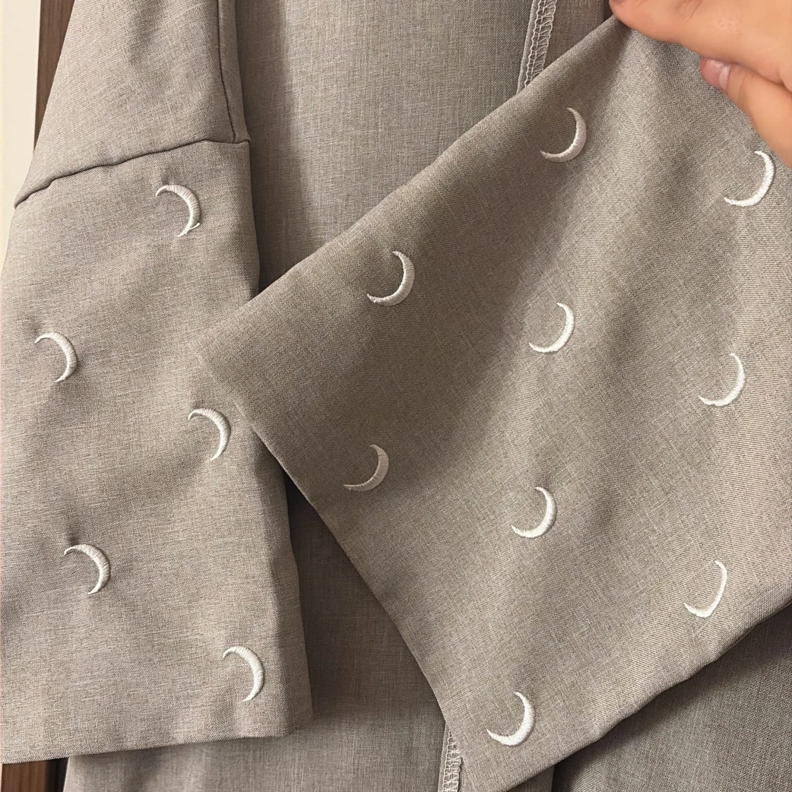 Beige långklänning med broderade månar - 2