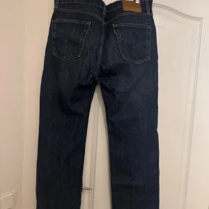 Levis Jeans straight fit w34 l30 - Levis jeans använd några gånger, riktigt fräsch kvalitet och ingen skador eller så. Nypris 1100kr